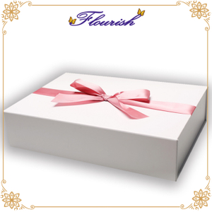 Geschenkverpackung aus rein weißem Karton für Mädchen