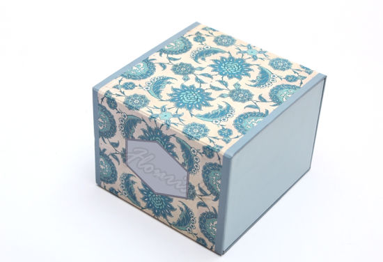 Benutzerdefiniertes Design OEM Logo Hot Foil Starke Pappschmuck Geschenkpapierbox